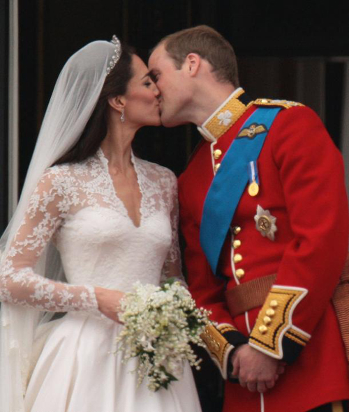 Prince-William-and-Princess-Catherine-kiss-after-their-wedding11