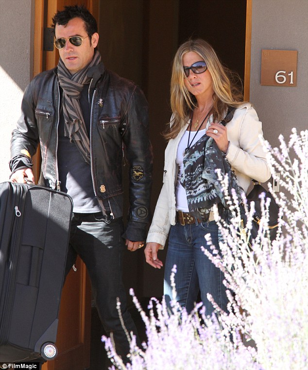 As Jen and Justin leave their New Mexico hotel, we get our first glimpse of Jen's giant engagement ring. Image: FilmMagic
