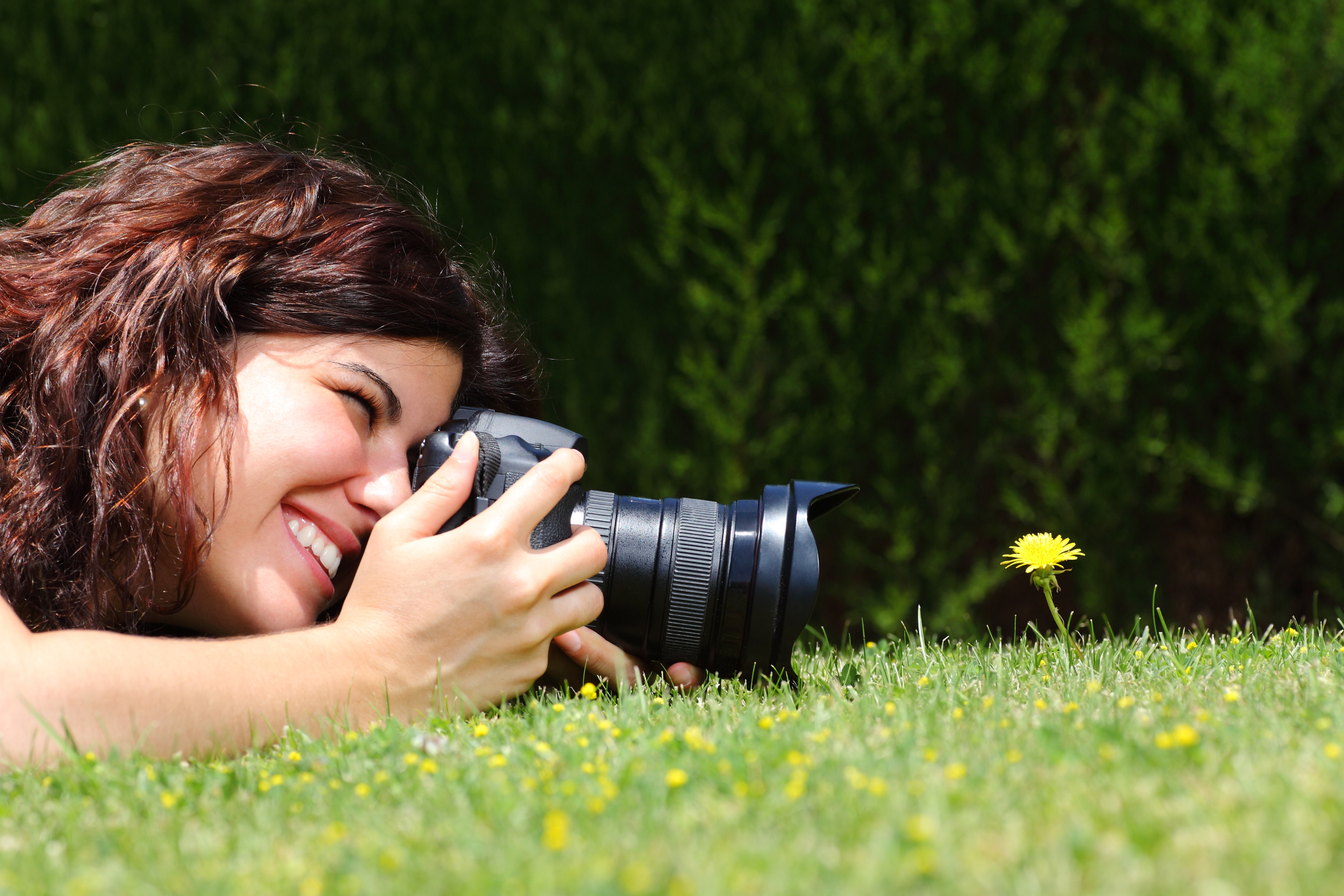 She taking a picture. Девушка фотографирует природу. Фотограф фотографирует цветок. Девушка фотографирует растения. Фотосток фото.