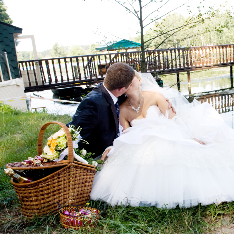 Picnics can be a fun way to entertain wedding guests between the ceremony and reception