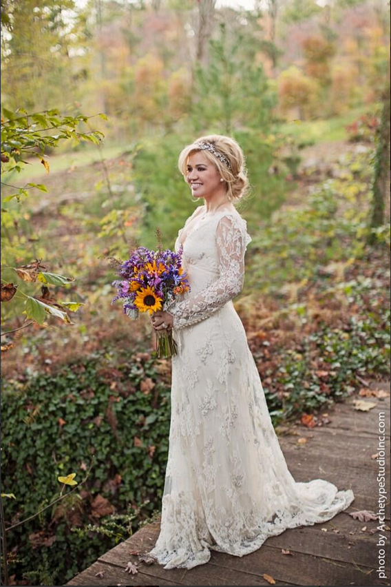 Kelly Clarkson marries 3