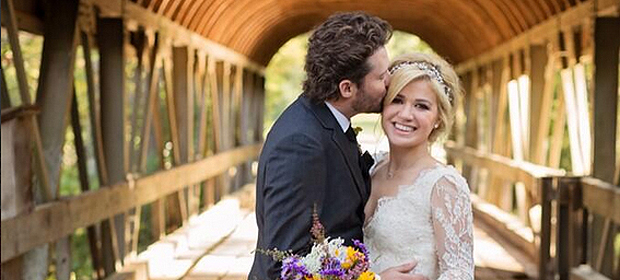 Kelly Clarkson marries in weekend wedding Kelly Clarkson marries Brandon Blackstock a