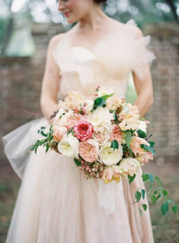 wedding-bouquet-and-ress-colour-scheme