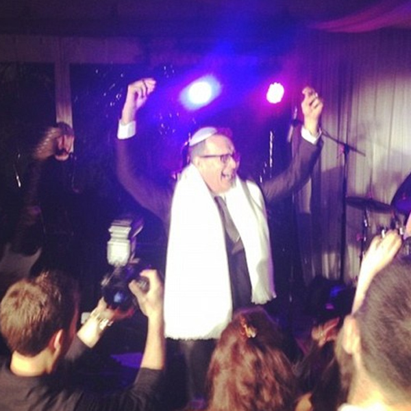 Tom Hanks dances at wedding