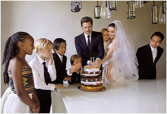 Brad and Angie cut their wedding cake, which was made by their son, Pax. Image: http://angelinafanbrasil.com/
