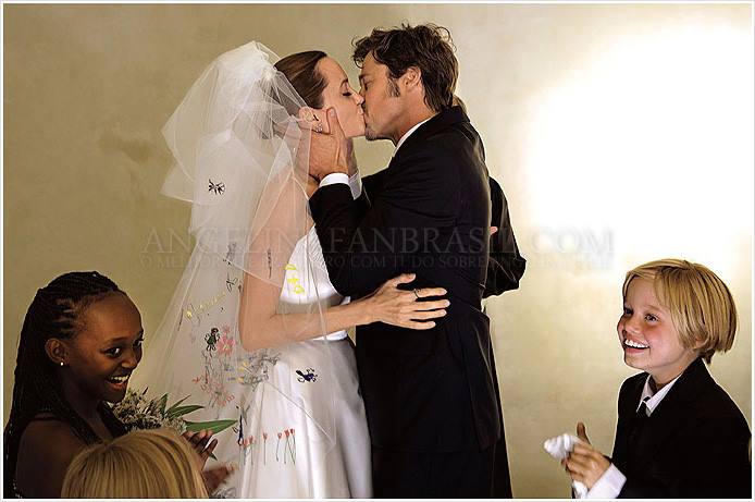 You may now kiss the bride. Image: http://angelinafanbrasil.com/
