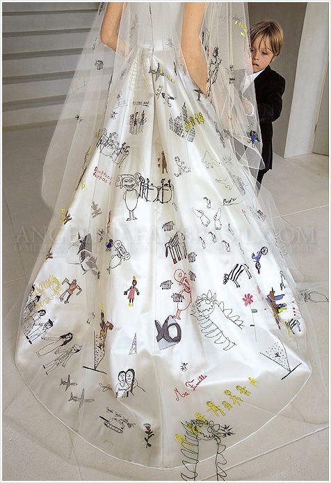 The bride's dress was covered in images drawn by her beloved children. Image: http://angelinafanbrasil.com/