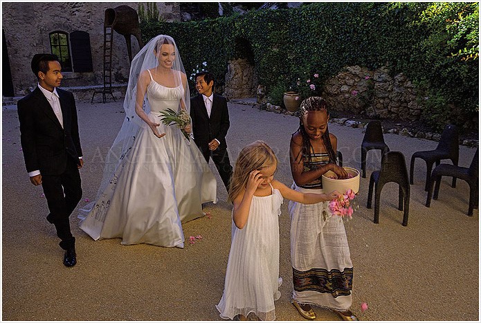 Brad and Angie's wedding was a strictly family affair. Image: http://angelinafanbrasil.com/