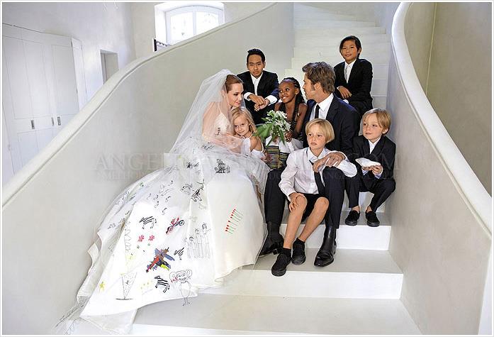 A very happy family on a very special day! Image: http://angelinafanbrasil.com/