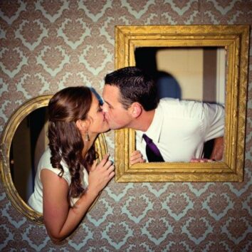 wedding photobooth kiss