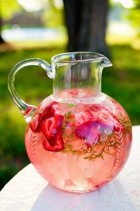 wedding refreshing drinks strawberry lemonade