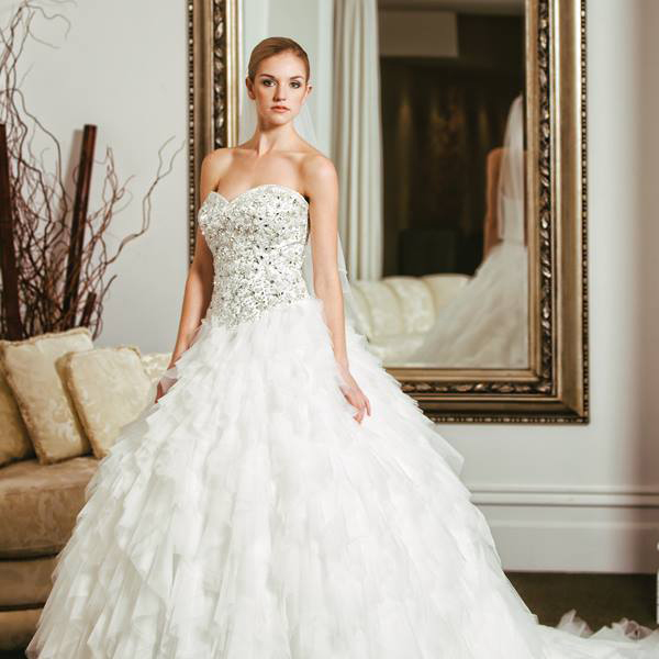 Beautiful ballgown type wedding dress | Easy Weddings