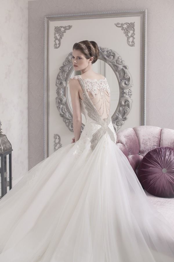 Magnificent wedding dress and perfect bridal styling