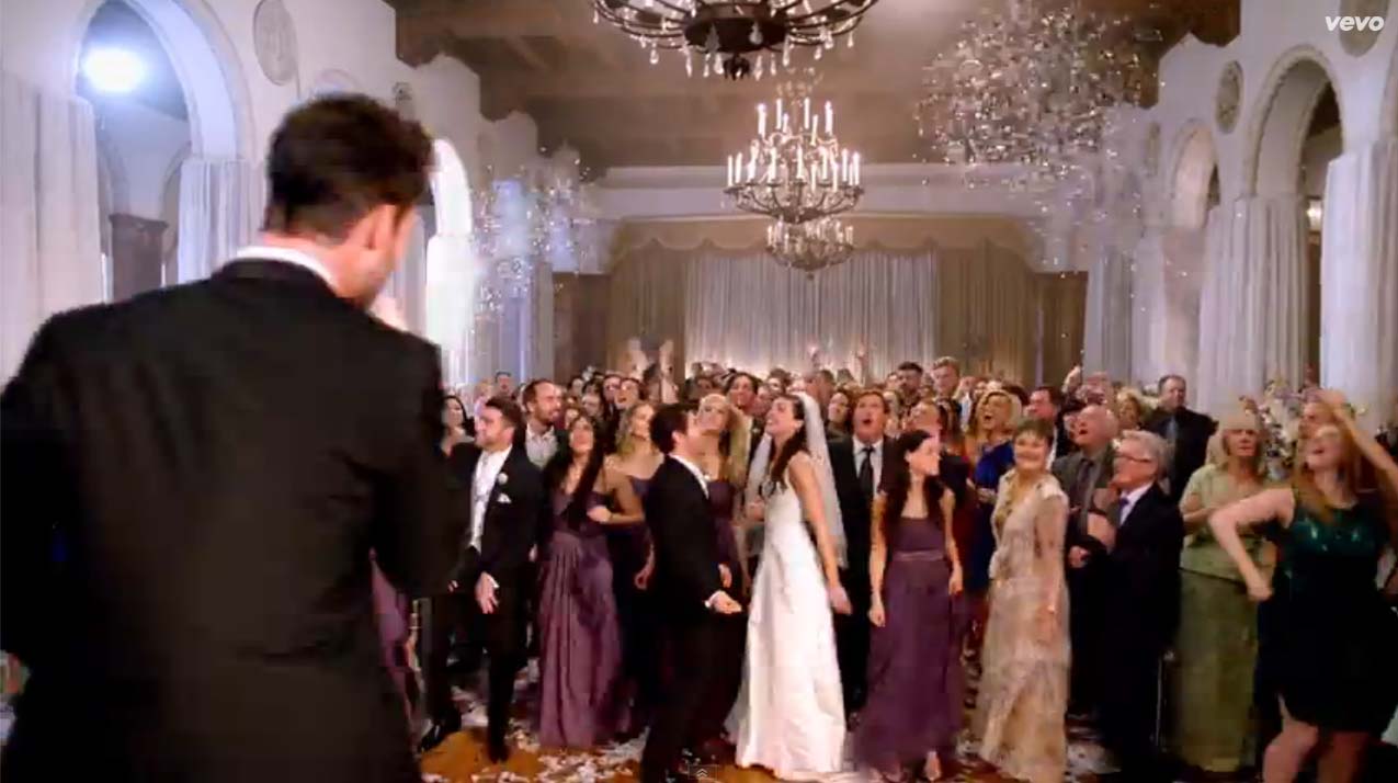 Adam Levine crashes wedding