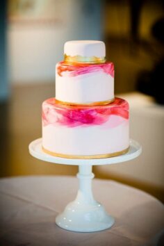 Vibrant wedding cake - gold and fuchsia