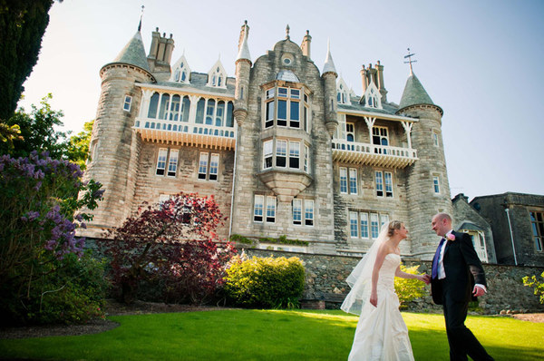 12 Castle Wedding Venues - Chateau Rhianfa - Confetti