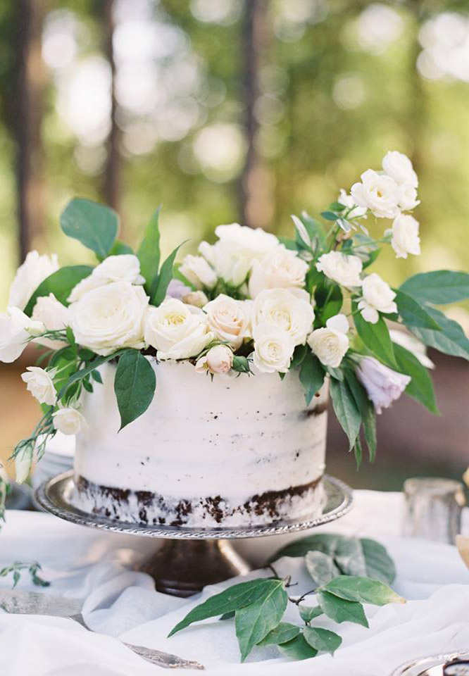 Single tier cake with roses. Image Jessica Loren Photography