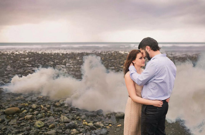 smoke-bombs-in-wedding-photos