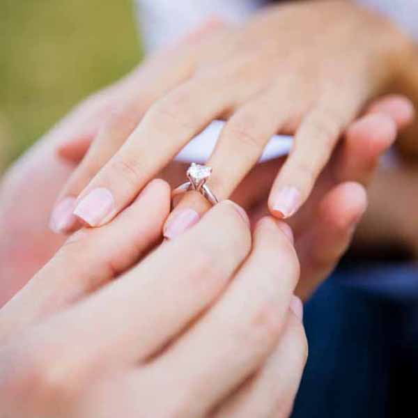 man proposing to woman