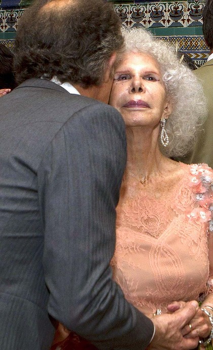     Alfonso Diez pecks the cheek of his new wife, the Duchess of Alba. Photo: AFP