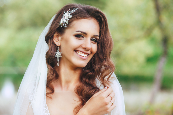 Close up portrait of beautiful bride in the park