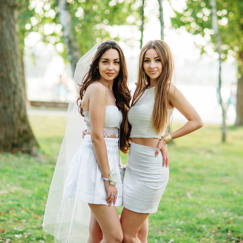 Is it ok to invite someone to my hen's/buck's night but not my wedding?