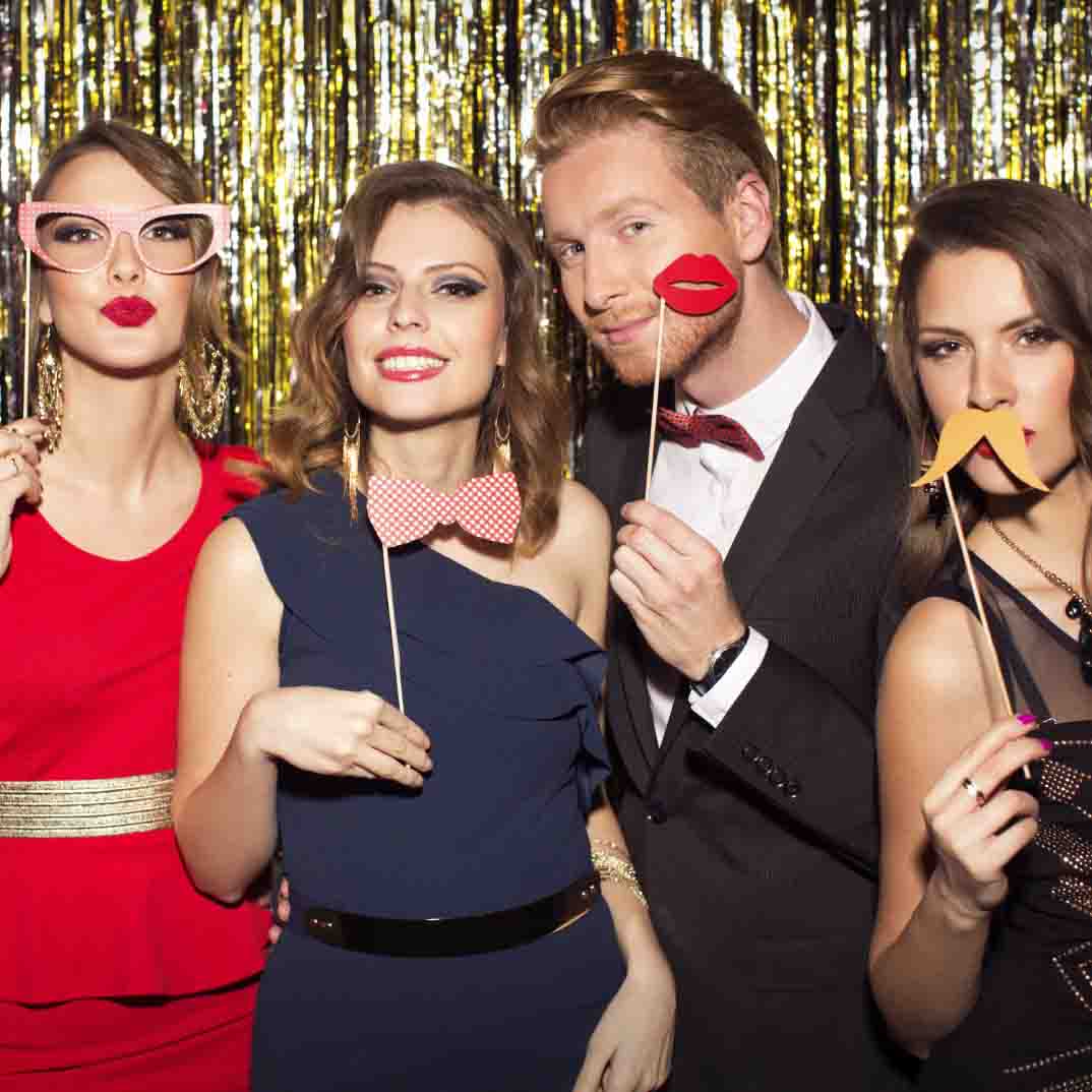 hiring a photo booth for your wedding