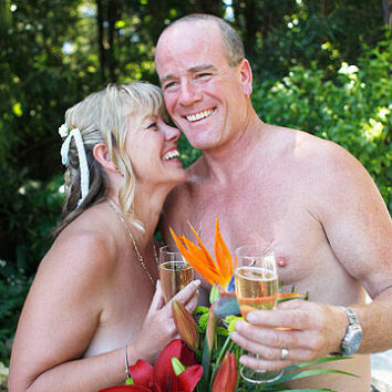 New Zeland naturists Nick and Wendy Lowe got married in their birthday suits