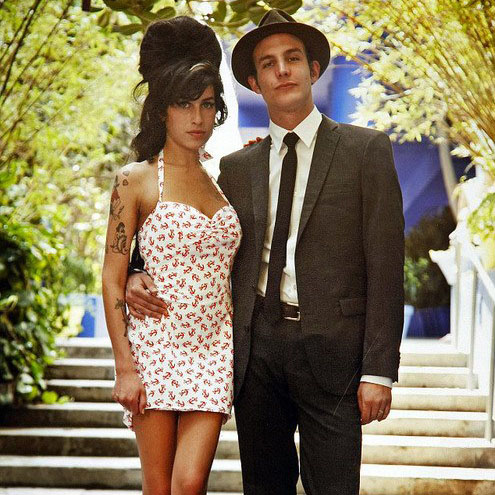 amy winhouse in her wedding dress 1