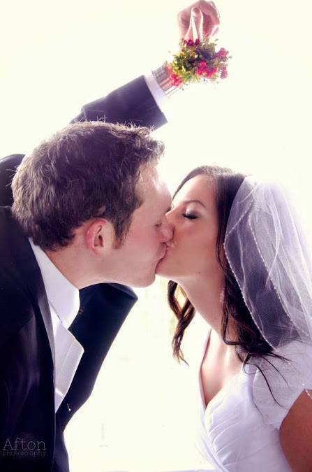 Under the mistletoe wedding kiss