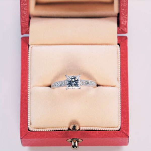 1920-1930’s – The streamlined geometry of the Art Deco period becomes reflected in the style of the mountings of the era