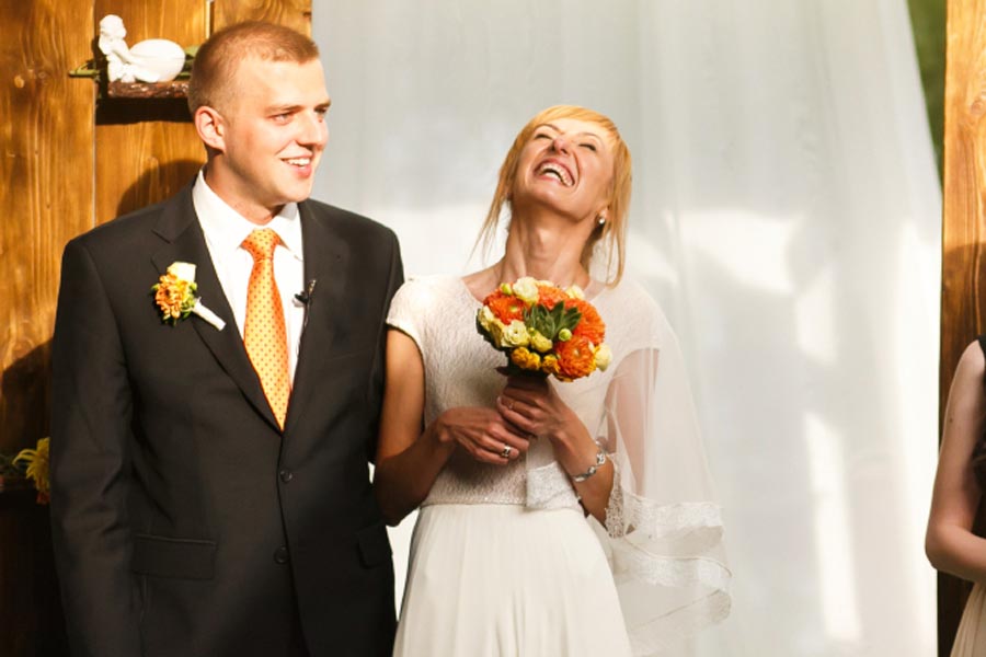 22 Funny Wedding Vows To Include In Your Ceremony | Easy Weddings