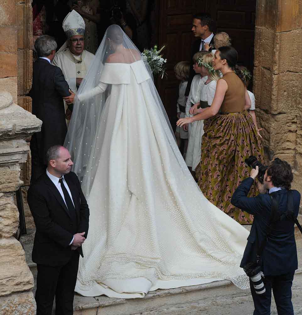 lady-charlotte-wellesley-weds-in-stylish-european-ceremony