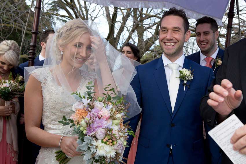 Holding a winter-wedding