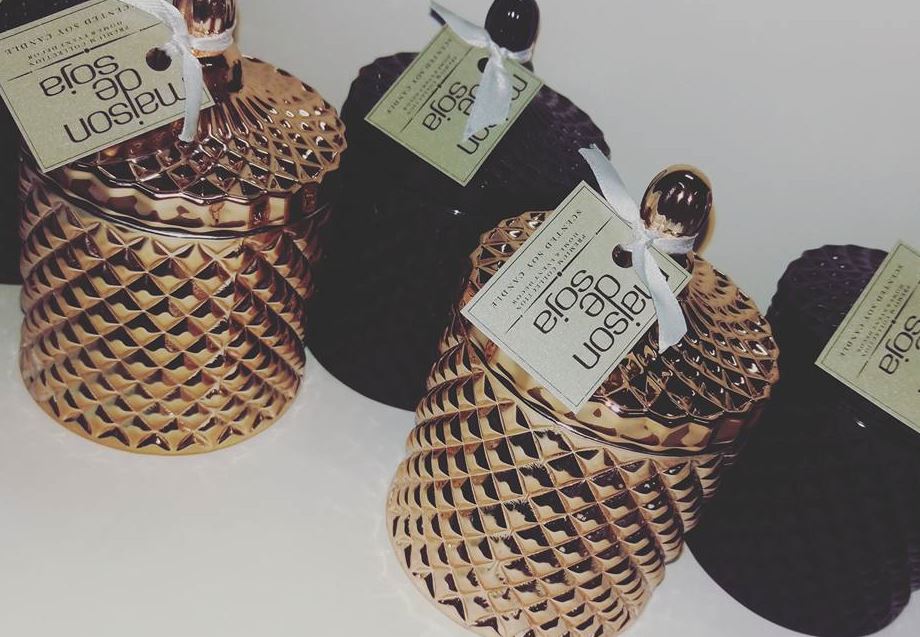 Hand poured soy candles can make both great centrepieces and also bonbonierre gifts. Image Maison De Soia