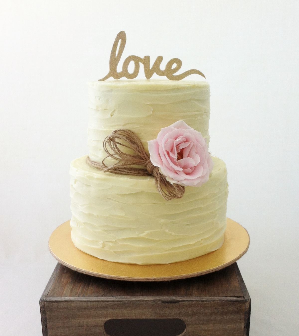 24 Engagement Cake Ideas to Wow Everyone at Your Party