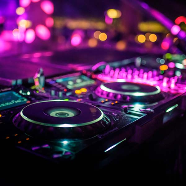 What makes a great wedding DJ | Easy Weddings