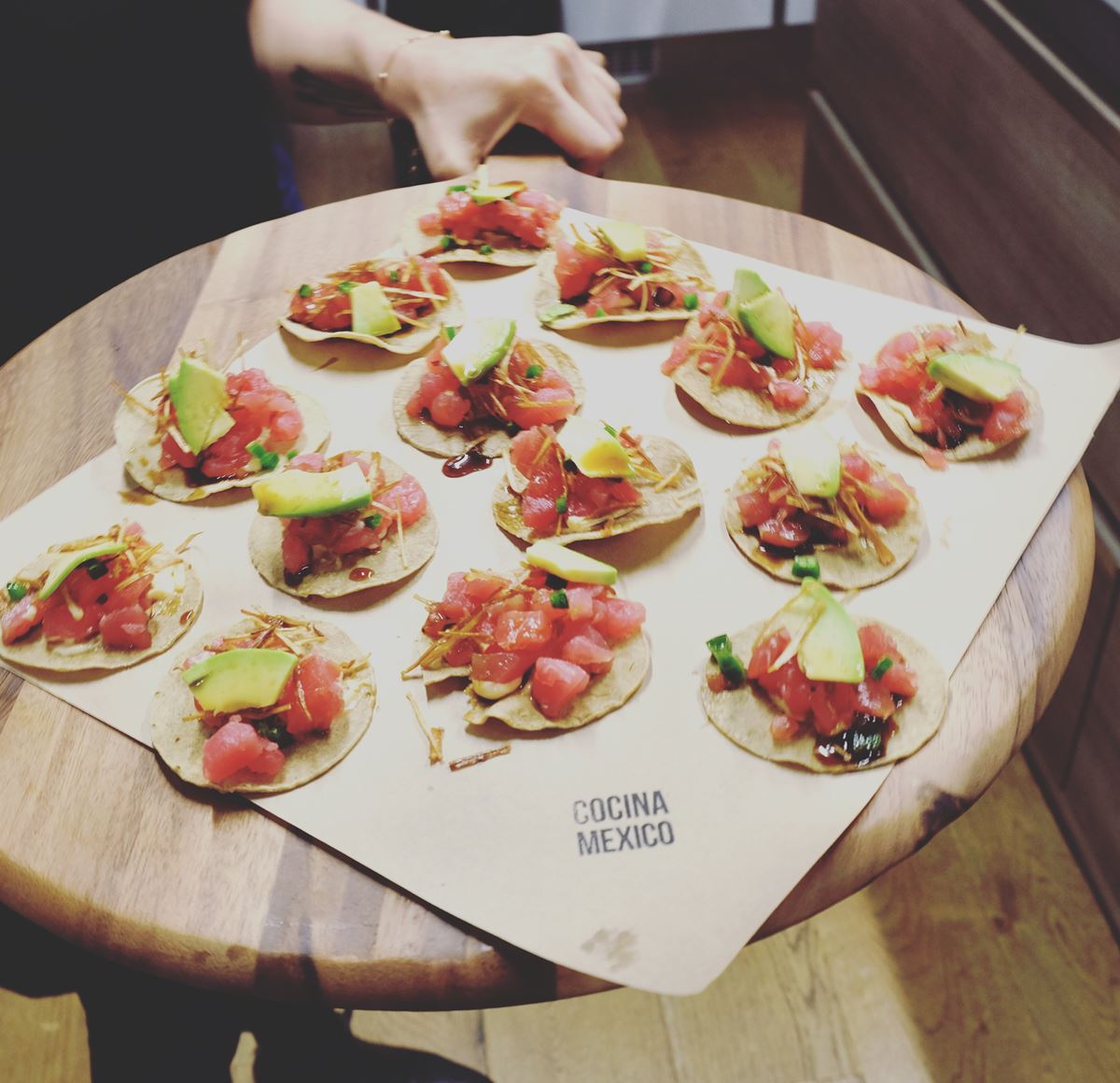 Tuna Toastadas can accompany homemade tortilla chips and delicious dips for a real Mexican feel. Image: Cocina Mexico