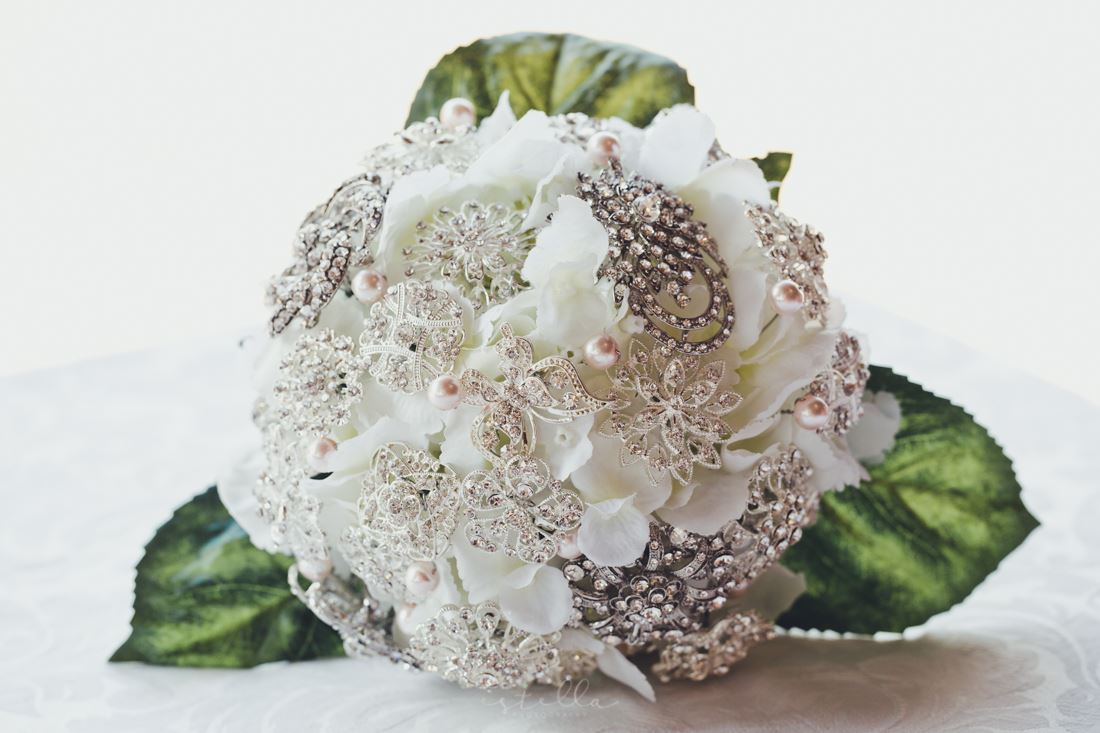 Brooch bouquets are both gorgeous and incredibly sentimental. Image: Pink Parasol Events