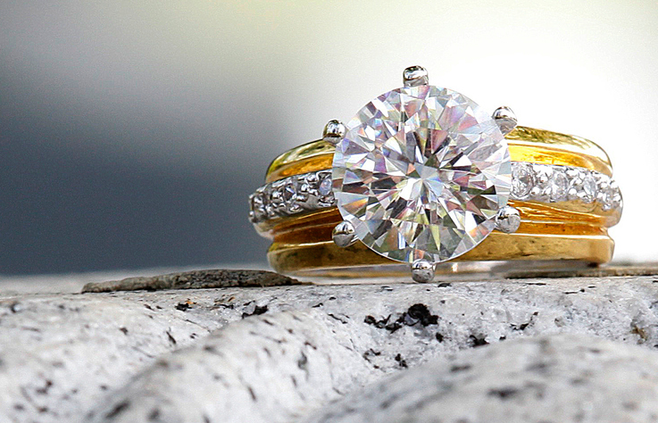 beatiful diamond ring sitting on granite stone