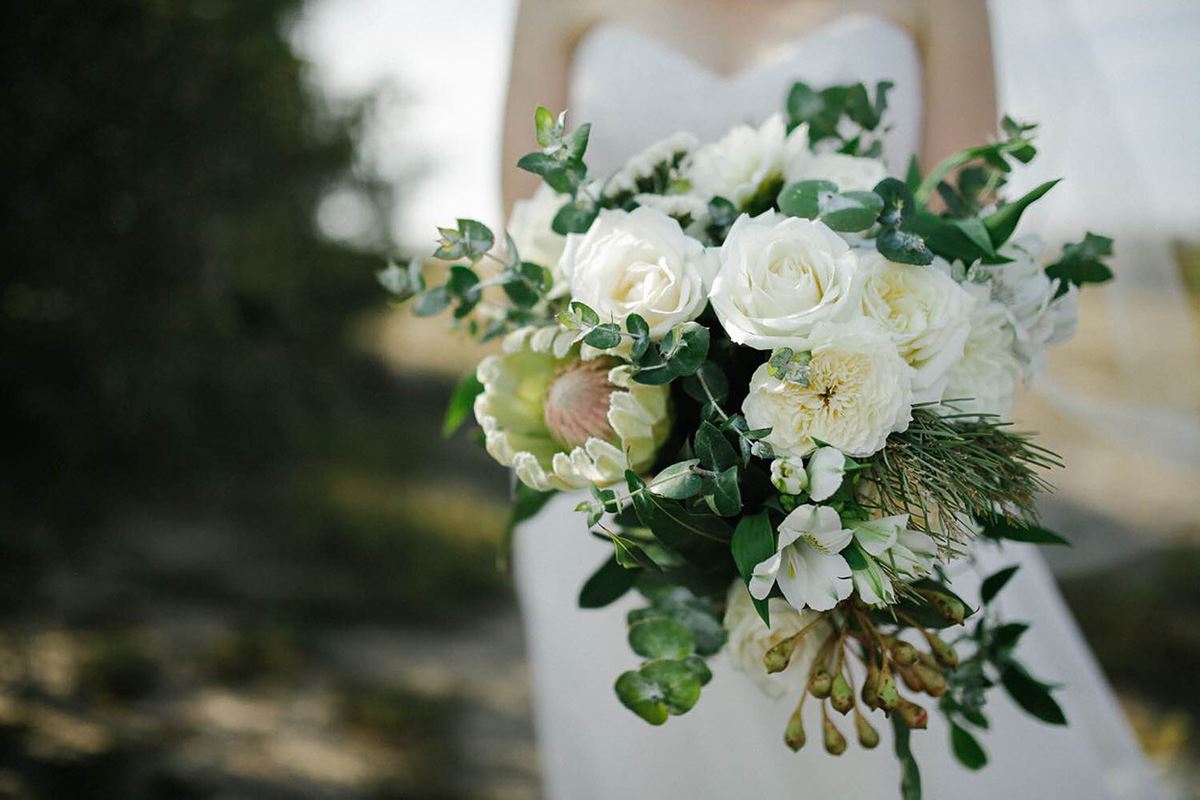 What to discuss with a potential wedding florist