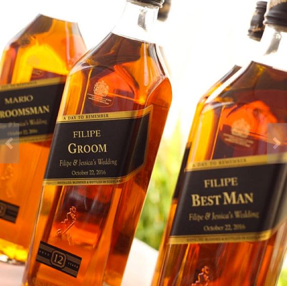 Adding the name of your groomsmen to the label of a bottle of Johnnie makes it even more special. Image: My Wedding Decor