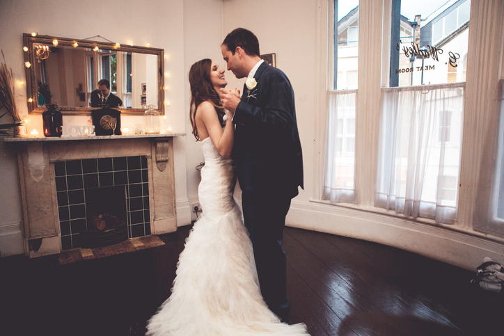 Pros and cons of buying a second hand wedding dress