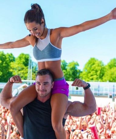 Fitness Influencer Kayla Itsines Is Engaged! See Her Ring