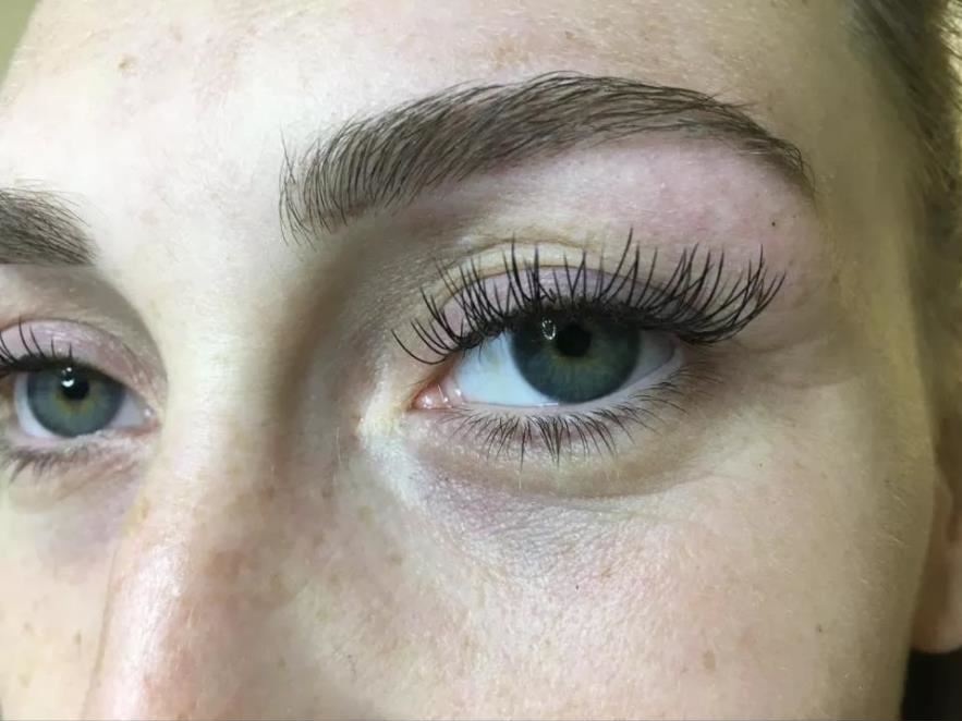 Lash lift vs lash extensions vs false lashes - which is better for your wedding? 