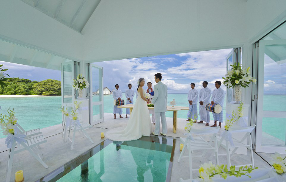 Spectacular surroundings make for in incredible ceremony and honeymoon location Image: Four Seasons via Daly Mail