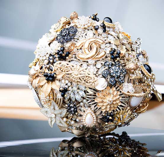 blingy brooch alternative bridal bouquet