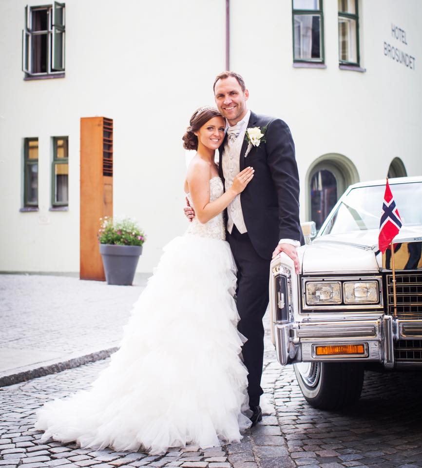 The bride and her new groom pose for photos after her memorable wedding song. Image: Maria Holand Tøsse via Facebook