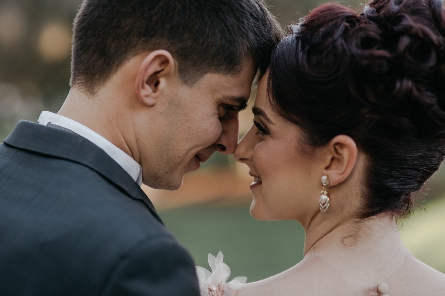 https://www.easyweddings.com.au/real-weddings/olivia-daniel-step-outside-box-romantic-wedding/
