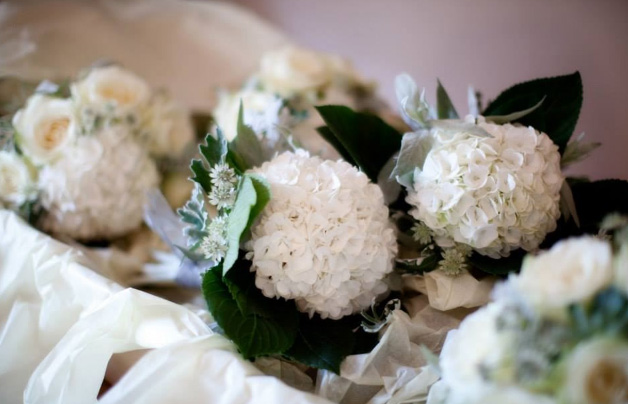 Small bouquets made of white Hydrangeas.